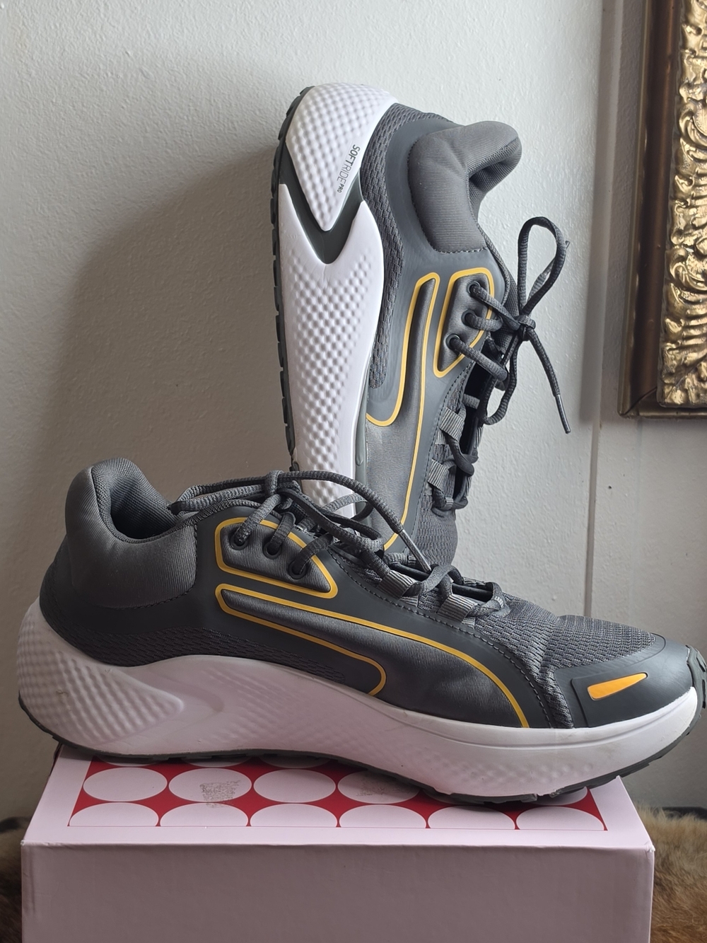 Men's Gray Athletic Sneakers with Yellow Accents – Lightweight Performance